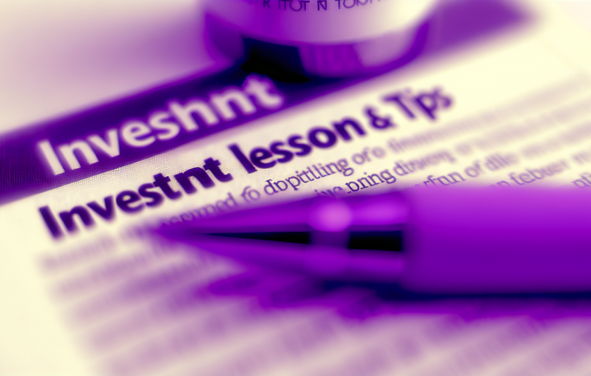 Warren Buffett'tan Hisse Senedi Yatırım Dersleri Hisse senedi yatırımı yaparken doğru yolları bulmak zorlayıcı olabilir. Warren Buffett, bu konuda en iyi isimlerden biri. Yıllar içinde edindiği tecrübelerle birçok ders vermiştir. Şimdi, Buffett'ın en önemli yatırım derslerine bir göz atalım. 1. Değer Yatırımı Yapın Buffett, değer yatırımı yapmayı savunur. Yani, düşük fiyattan yüksek potansiyelli hisse senetleri almak. İnceleme yapmadan asla yatırım yapmayın. Şirketin değerini anlamak şart. 2. Uzun Vadeli Düşünün Açık bir şekilde uzun vadeli düşünmelisiniz. Hisse senetleri, zamanla değer kazanır. Sabırlı olun. Kısa vadeli dalgalanmalara aldırış etmeyin. 3. İyi Bir Şirket Seçin Buffett, yatırım yaparken kaliteli şirketler arar. İyi bir yönetimi, sağlam finansalları ve rekabet avantajları olan şirketlere yönelin. Bu tür şirketler, genellikle daha iyi performans gösterir. 4. Duygusal Kararlar Vermeyin Yatırım yaparken duygularınızı bir kenara bırakın. Panik yapmaktansa mantıklı düşünmeyi deneyin. Aşırı heyecan veya korku, kötü kararlar almanıza neden olabilir. 5. Sürekli Öğrenin Buffett, sürekli öğrenmeyi önemser. Yatırım dünyası sürekli değişir. Yenilikleri takip edin ve kendinizi geliştirin. Kitap okuyun, makalelere göz atın. Sonuç Warren Buffett, hisse senedi yatırımı konusunda birçok değerli ders sunuyor. Değer yatırımı, uzun vadeli düşünmek ve duygusal kararlar vermekten kaçınmak, bu derslerden bazıları. Unutmayın, her yatırımınızı iyi düşünmeli ve sağlam temellere dayandırmalısınız. Yavaş ama emin adımlarla ilerlediğinizde, finansal hedeflerinize ulaşma şansınız artar.